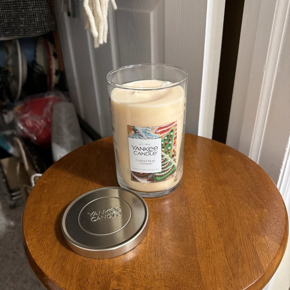Yankee Candle Christmas Cookie Candle 20 oz - NWOT - Picture 2 of 3